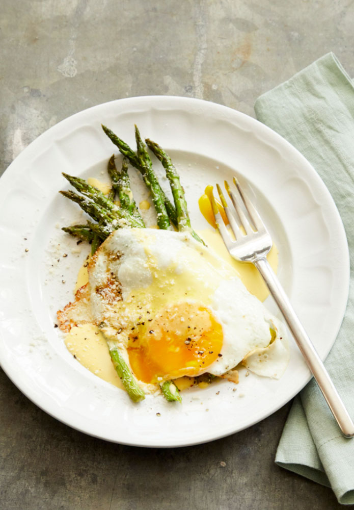 Fried Egg with Asparagus and Hollandaise