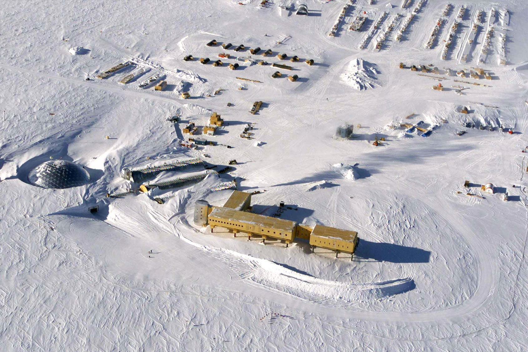 This handout photo dated 31 October 2002 shows an aerial view of the new elevated station (bottom-C) being built at the US Amundsen-Scott South Pole Station in Antarctica. (DAVID MCCARTHY/AFP via Getty Images)