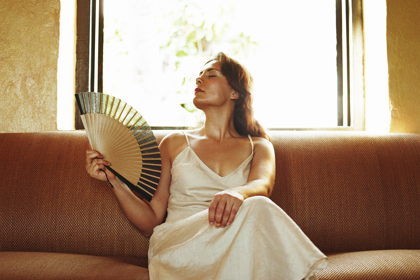 Woman fanning herself (Getty Images/David Sacks)