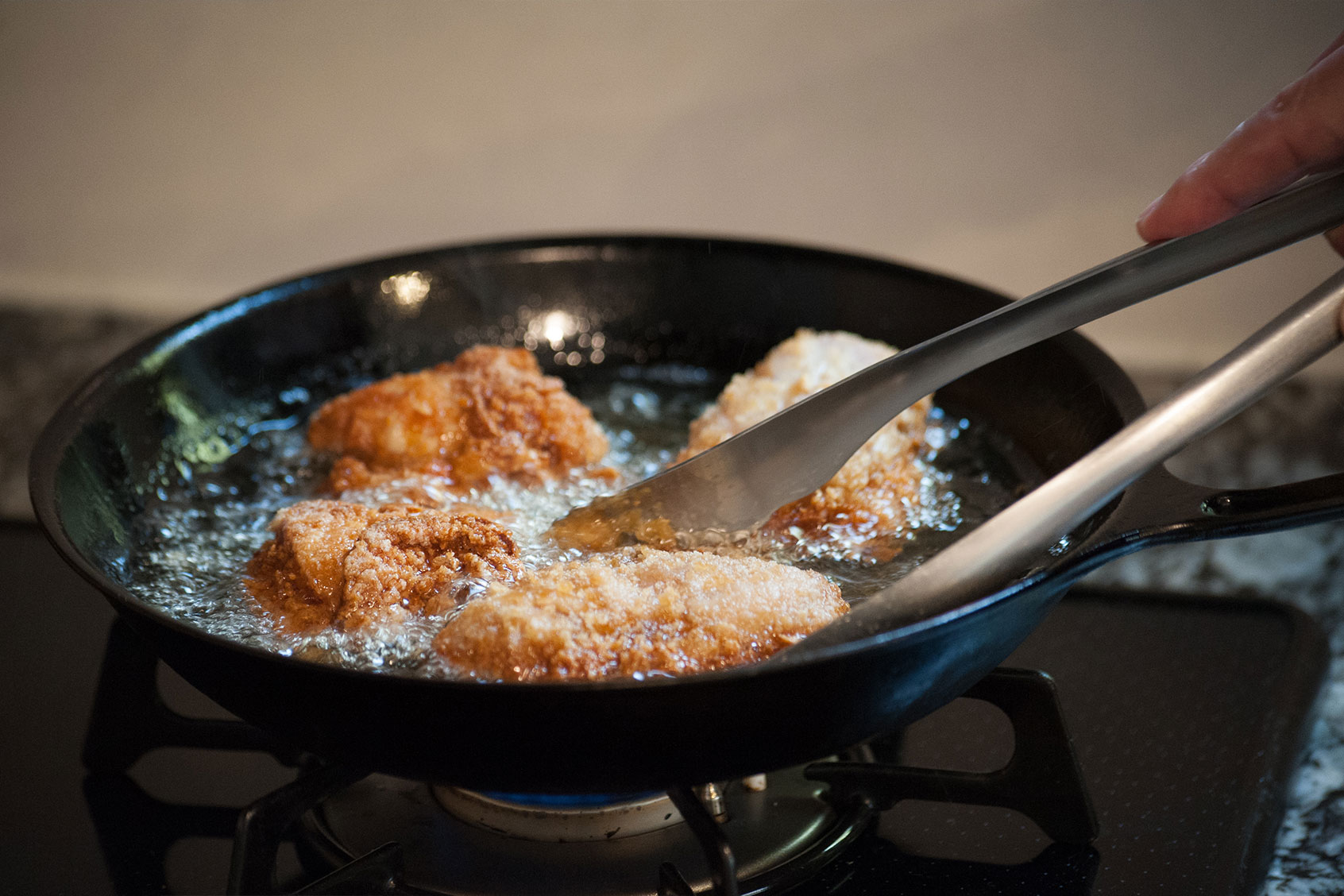 Cooking fried chicken (Getty Images/moriyu)