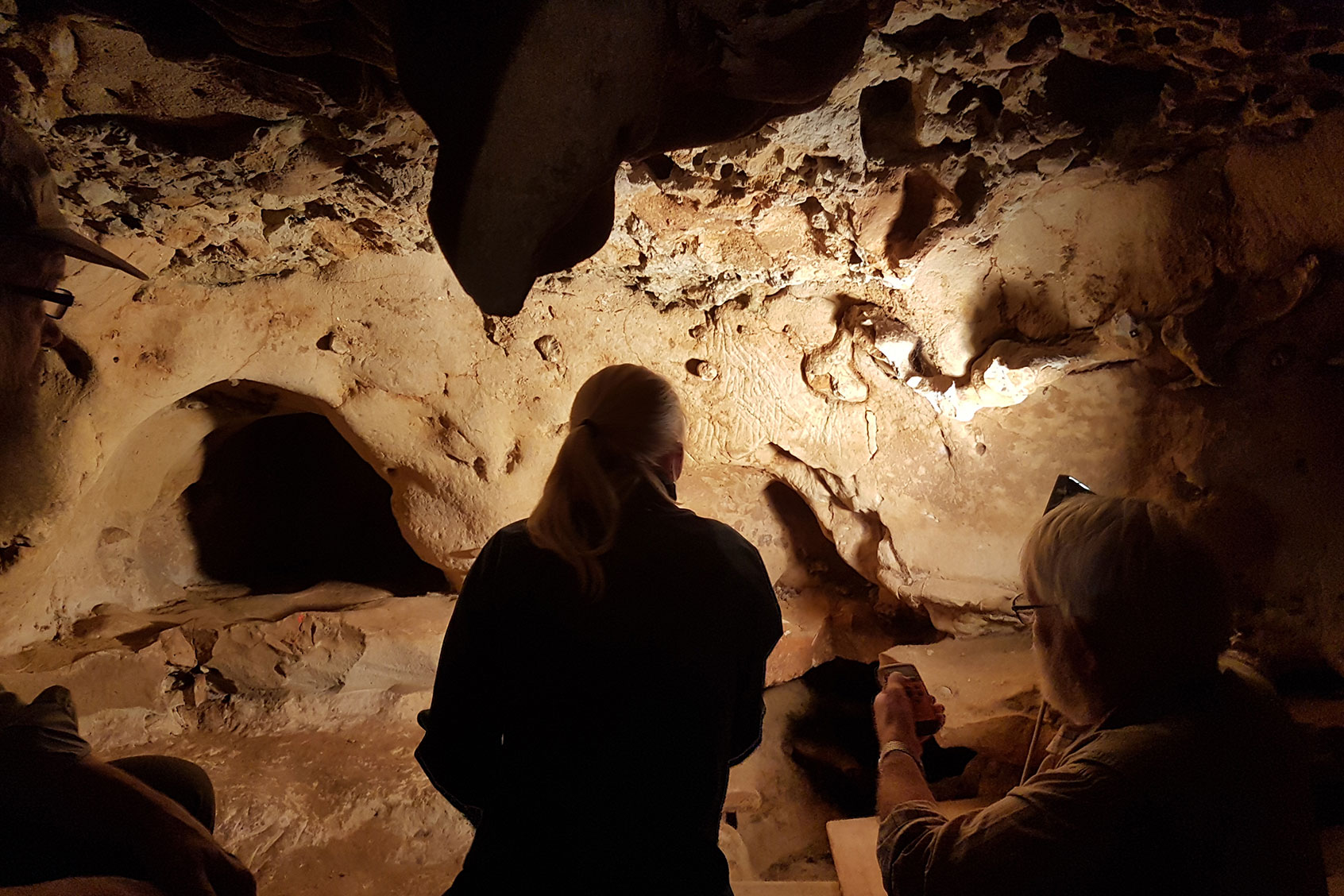 Trine Freiesleben and Jean-Claude discussing the fingerprints and where to take OSL samples. (Kristina Thomsen)
