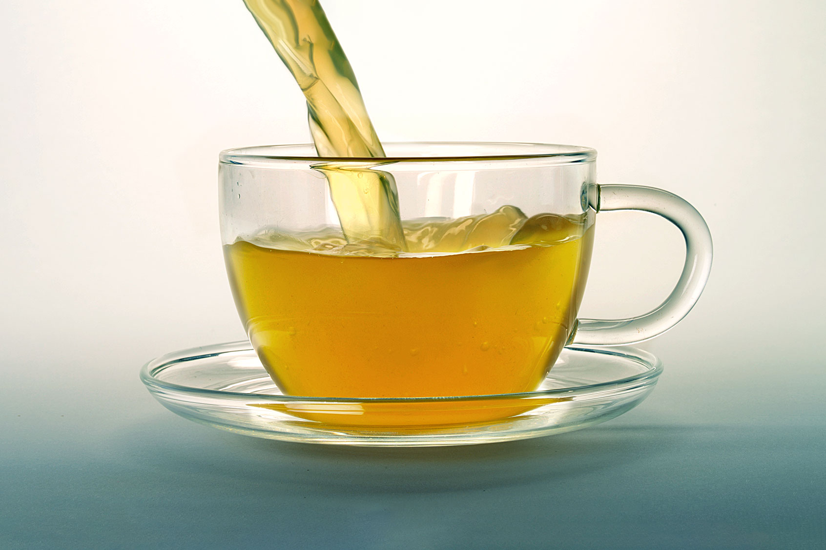 Pouring Green Tea (Getty Images/ATU Images)