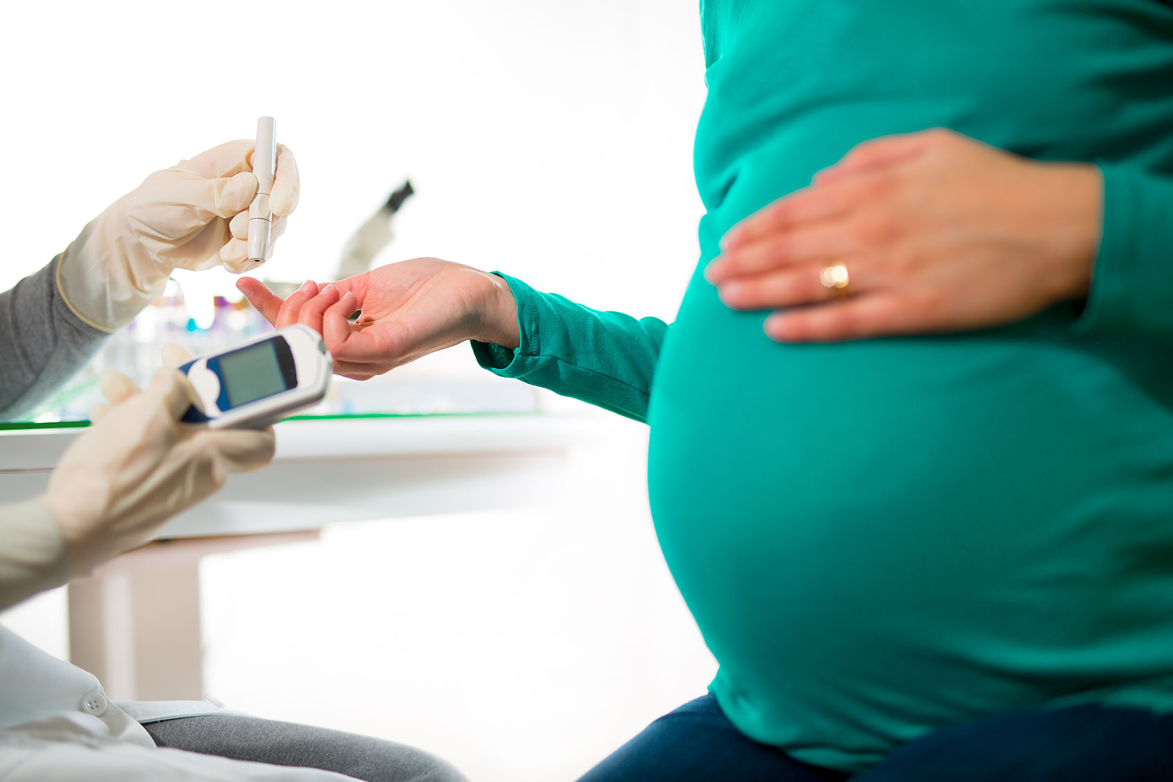 Pregnant Woman Having Blood Glucose Checked (Getty Images/Jovanmandic)
