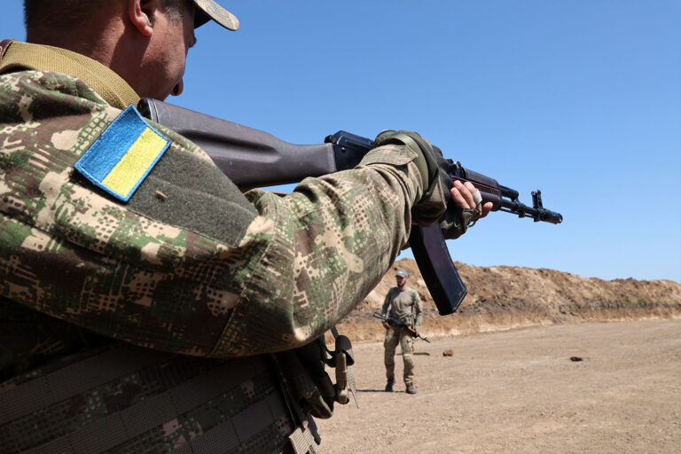 A serviceman holds a rifle during a training session of the Spartan separate unit of the Offensive Guard of the National Guard of Ukraine, Kharkiv Region, northeastern Ukraine/ (Getty Images/NurPhoto/Contributor)