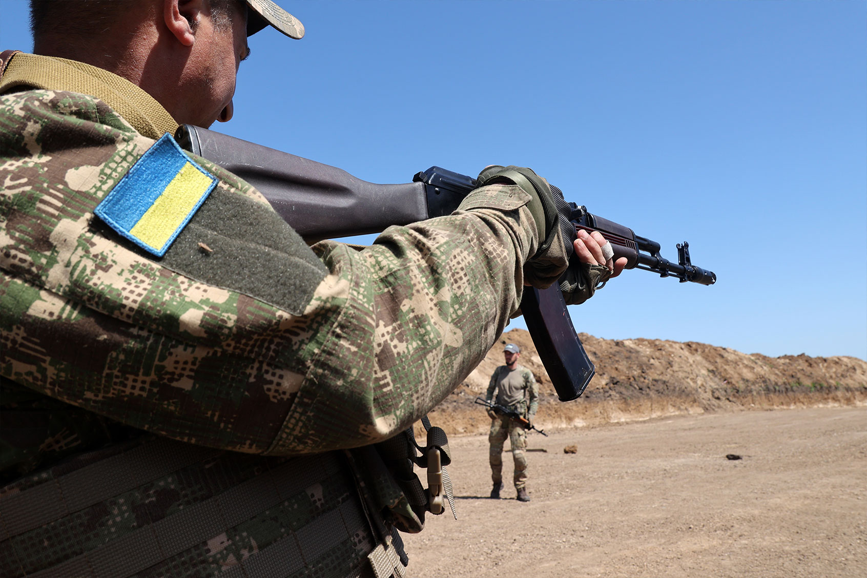 A serviceman holds a rifle during a training session of the Spartan separate unit of the Offensive Guard of the National Guard of Ukraine, Kharkiv Region, northeastern Ukraine/ (Getty Images/NurPhoto/Contributor)
