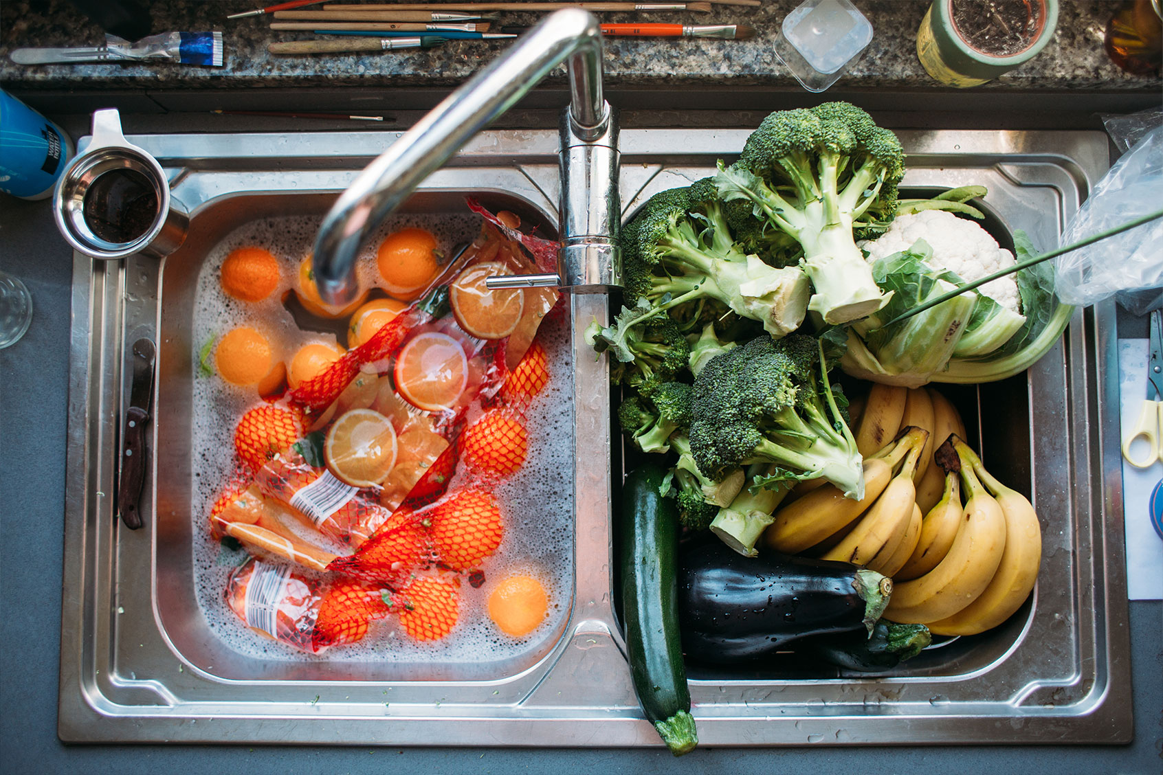 Disinfecting cleaning groceries (Getty Images/Os Tartarouchos)