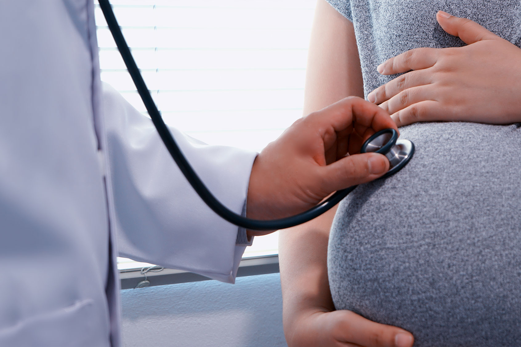 Doctor Examining Pregnant Woman (Getty Images/chuanchai)