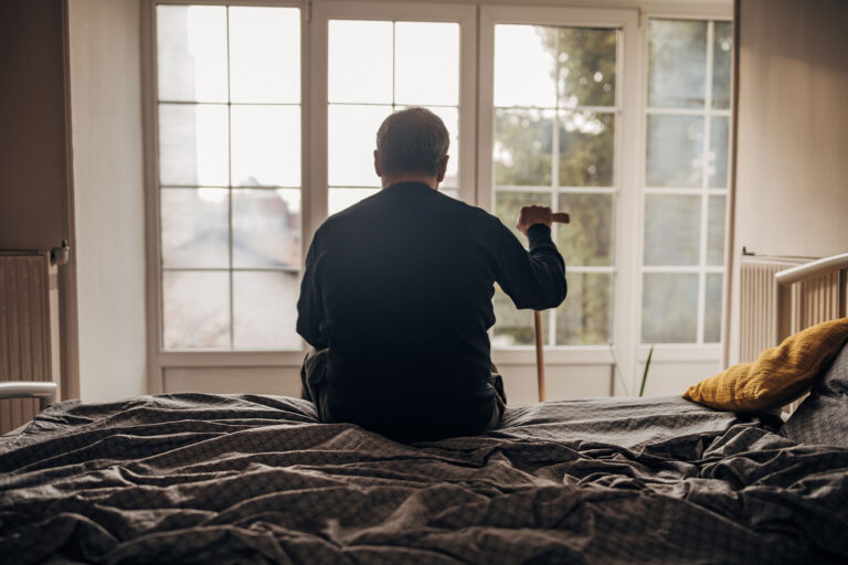 A lonely man is sitting on the bed (Getty Images/Nes)