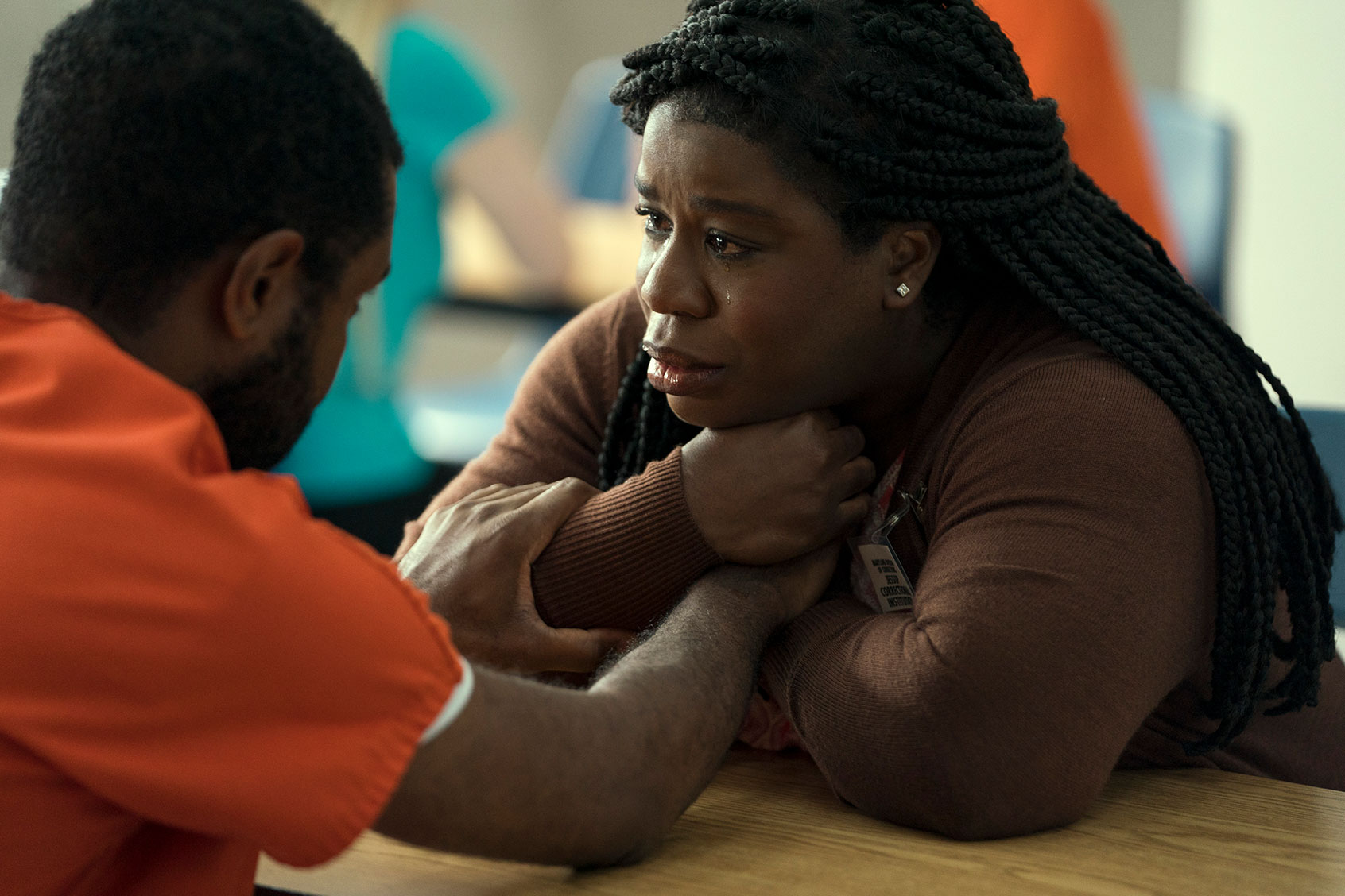 Jamaal Grant as Shawn Flowers, Uzo Aduba as Edie Flowers in "Painkiller." (Keri Anderson/Netflix)