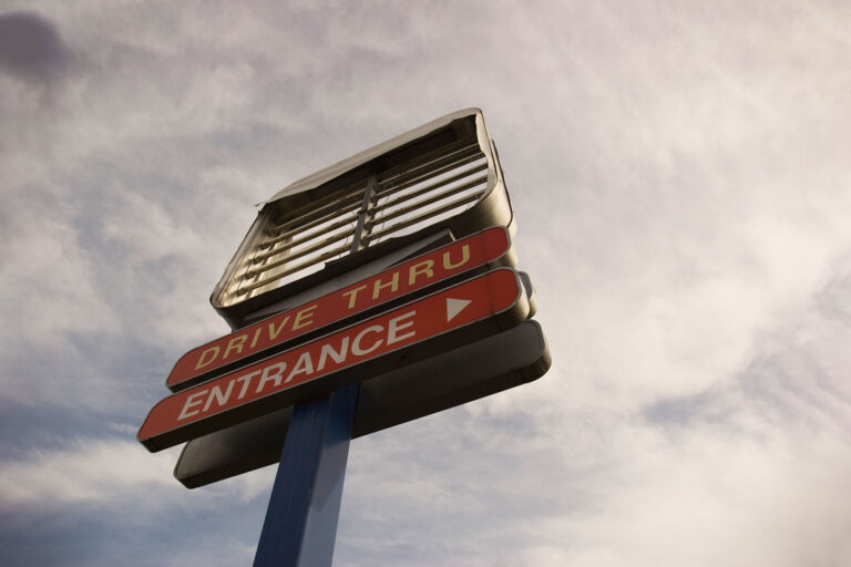 Sign at an abandoned fast food restaurant (Getty Images/dickiedavis123)