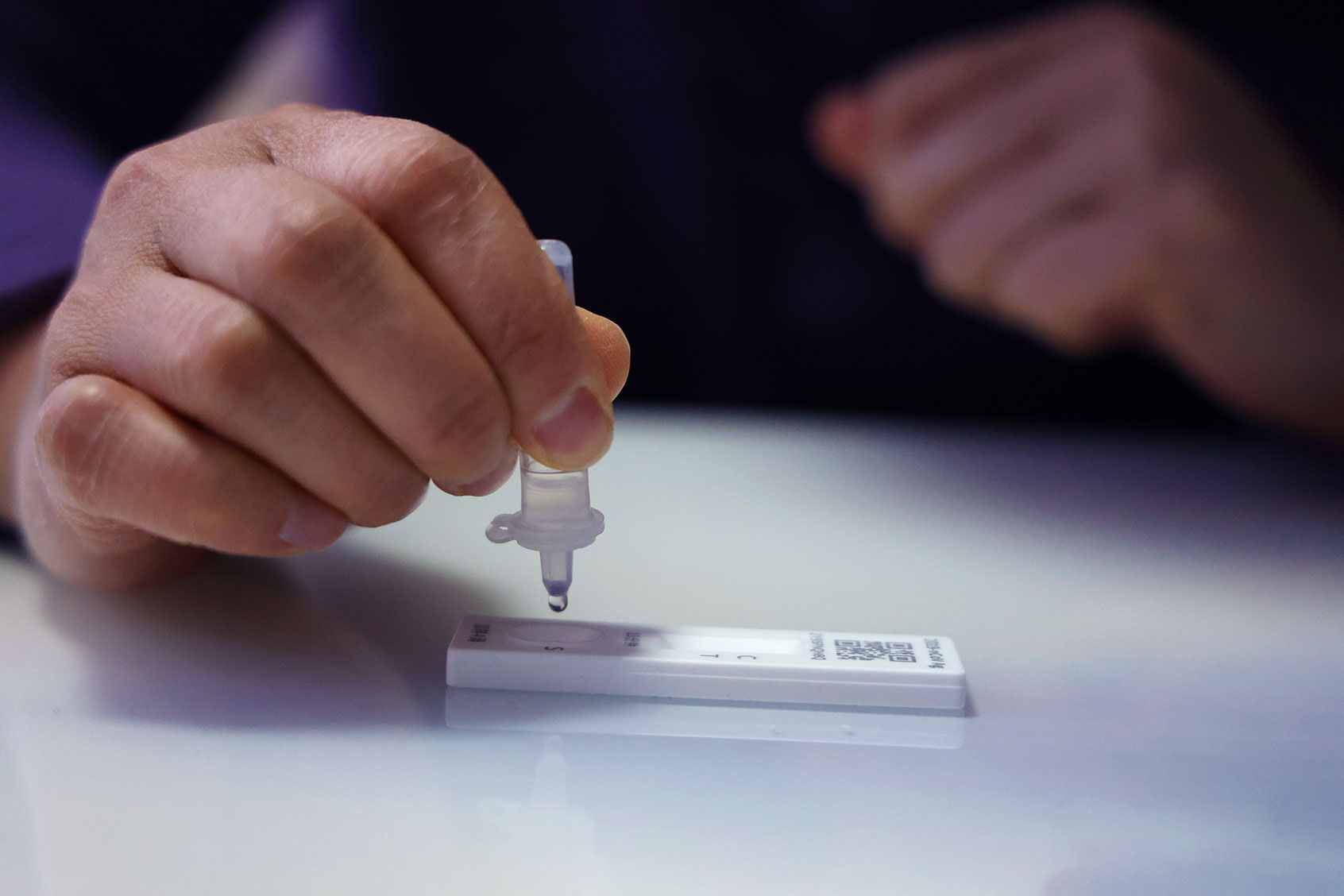 A person uses a COVID-19 antigen test at home. (CFOTO/Future Publishing via Getty Images)