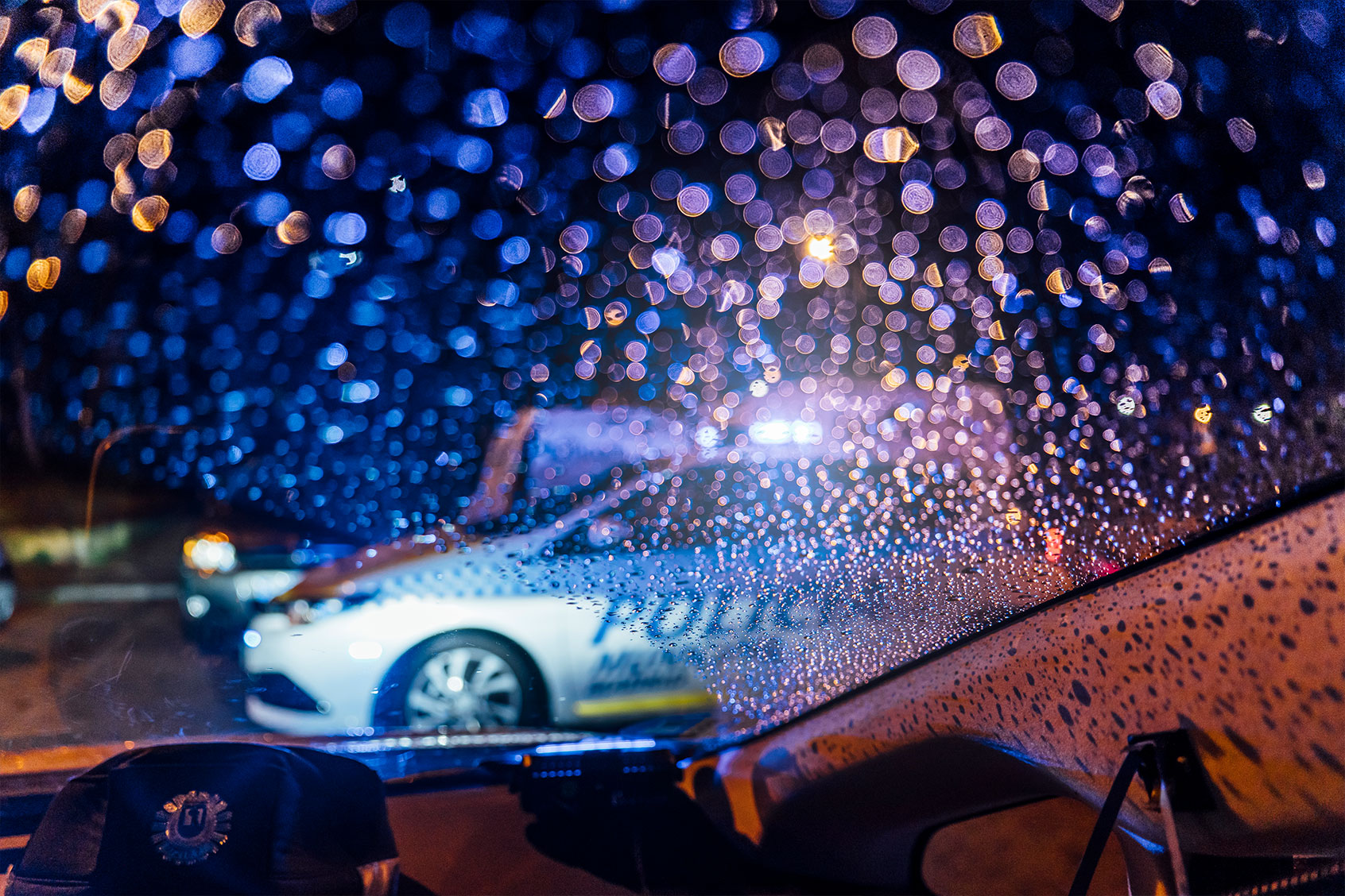 Interior of car parked in front of patrolling police car (Getty Images/Westend61)