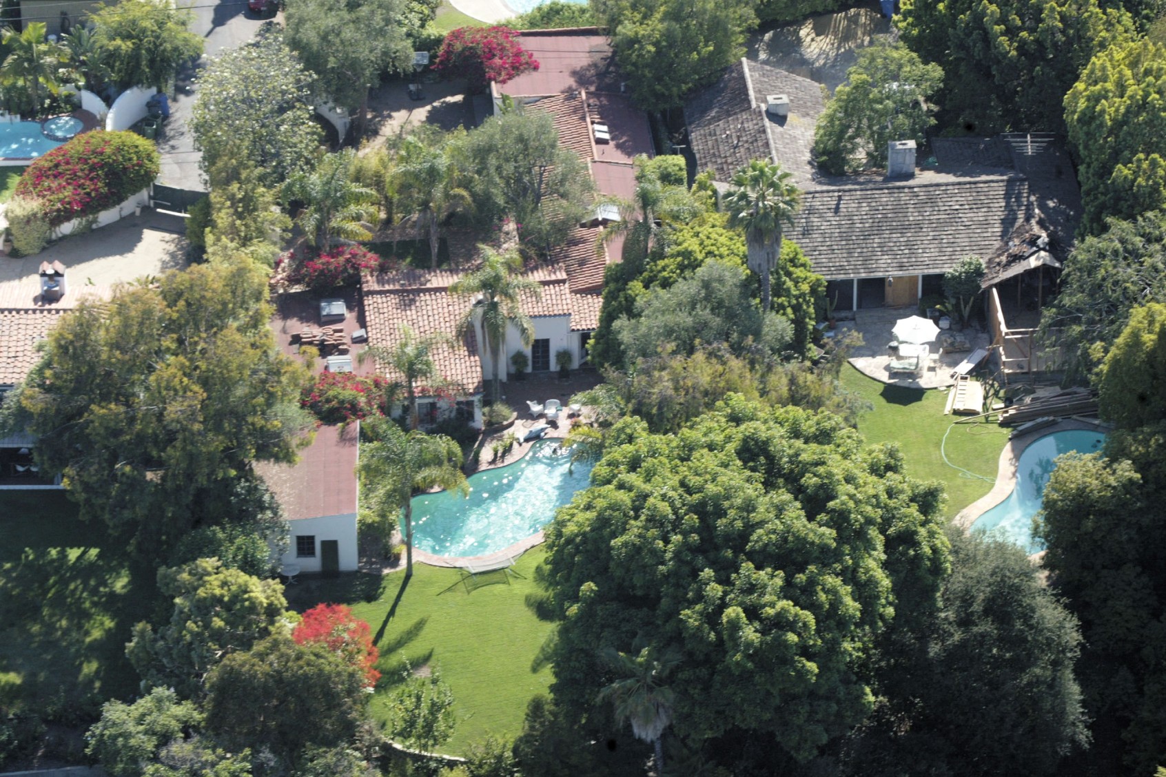 An aerial view of the house where actress Marilyn Monroe died is seen on July 26, 2002 in Brentwood, California. (Mel Bouzad/Getty Images)