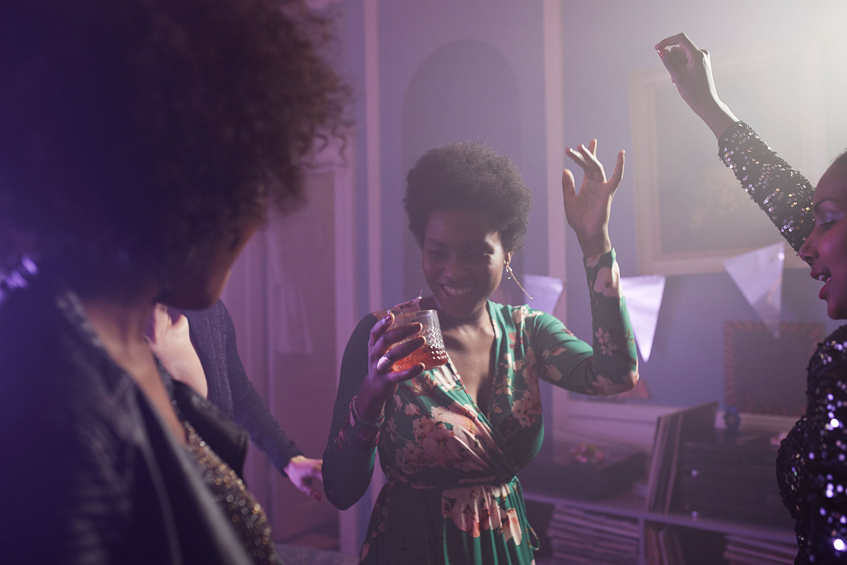 Young women having a party in an apartment (Getty Images/Klaus Vedfelt)