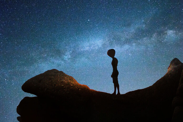 Alien and milky way in the night (Getty Images/Apostoli Rossella)