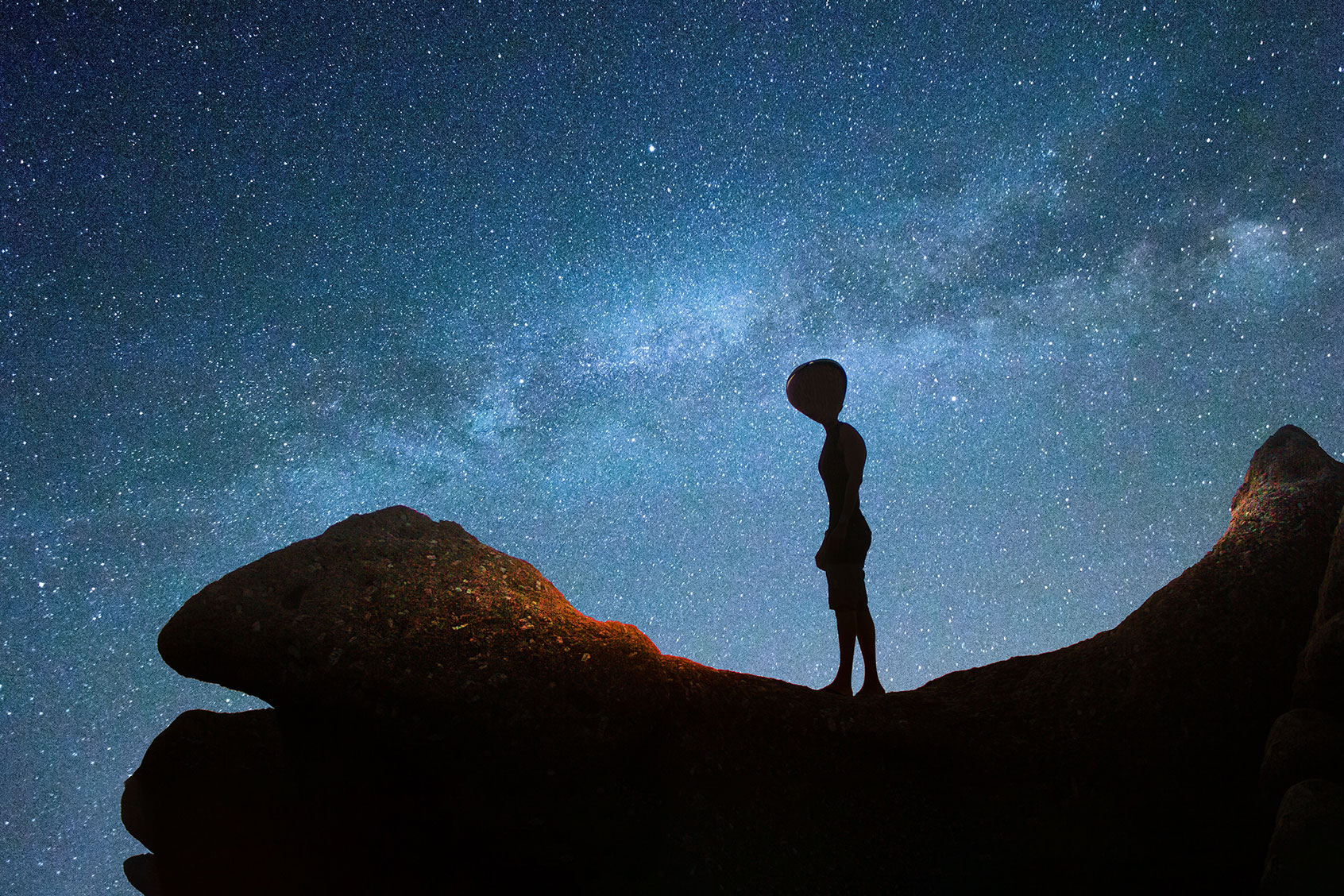 Alien and milky way in the night (Getty Images/Apostoli Rossella)