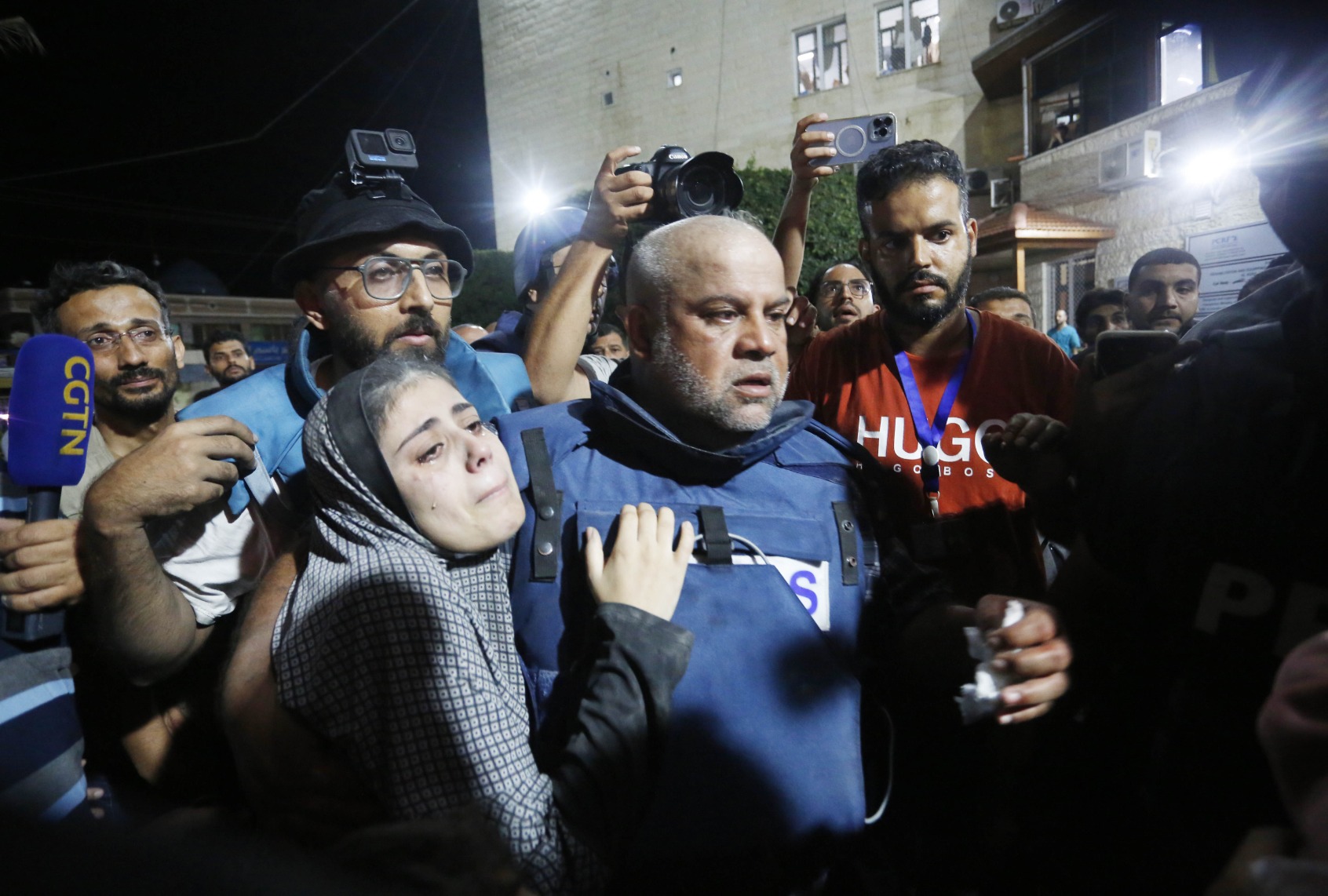 Al Jazeera reporter Wael al-Dahdouh (C) carries his injured son from ambulance to hospital in Gaza City, Gaza on October 25, 2023. (Ashraf Amra/Anadolu via Getty Images)