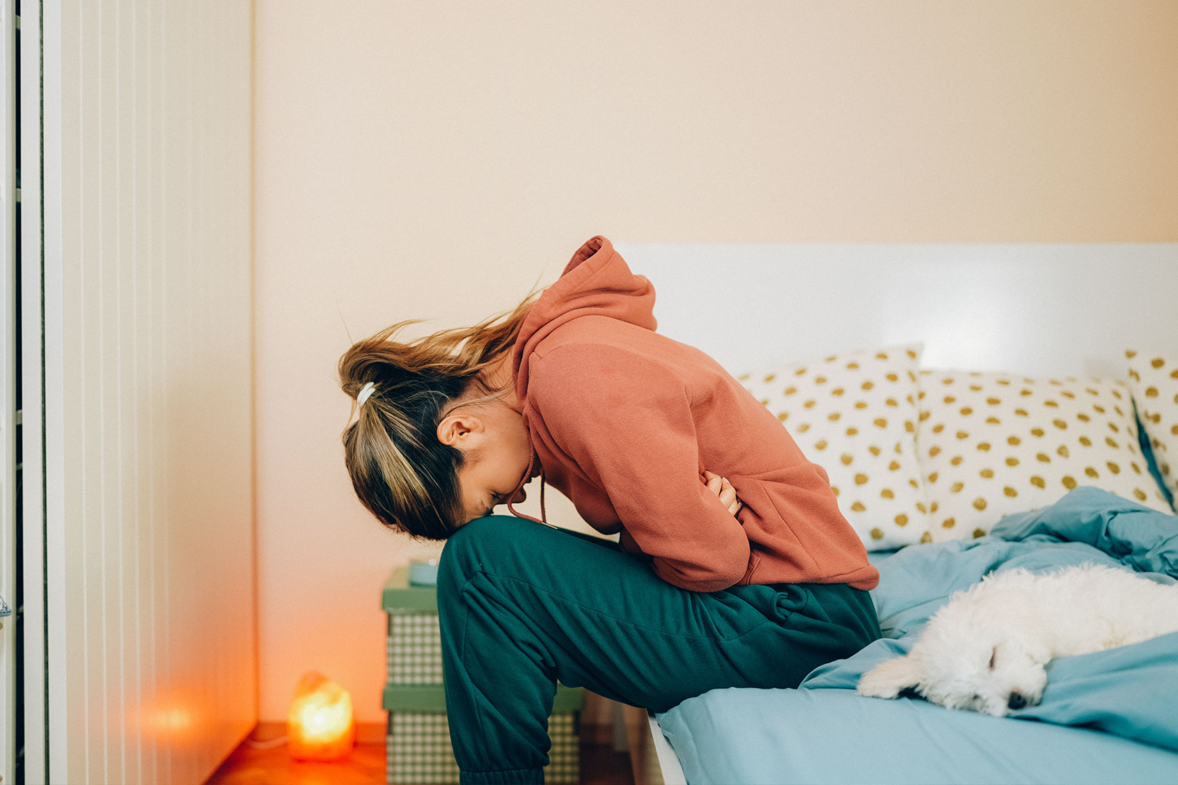 Woman with stomach pain (Getty Images/martin-dm)