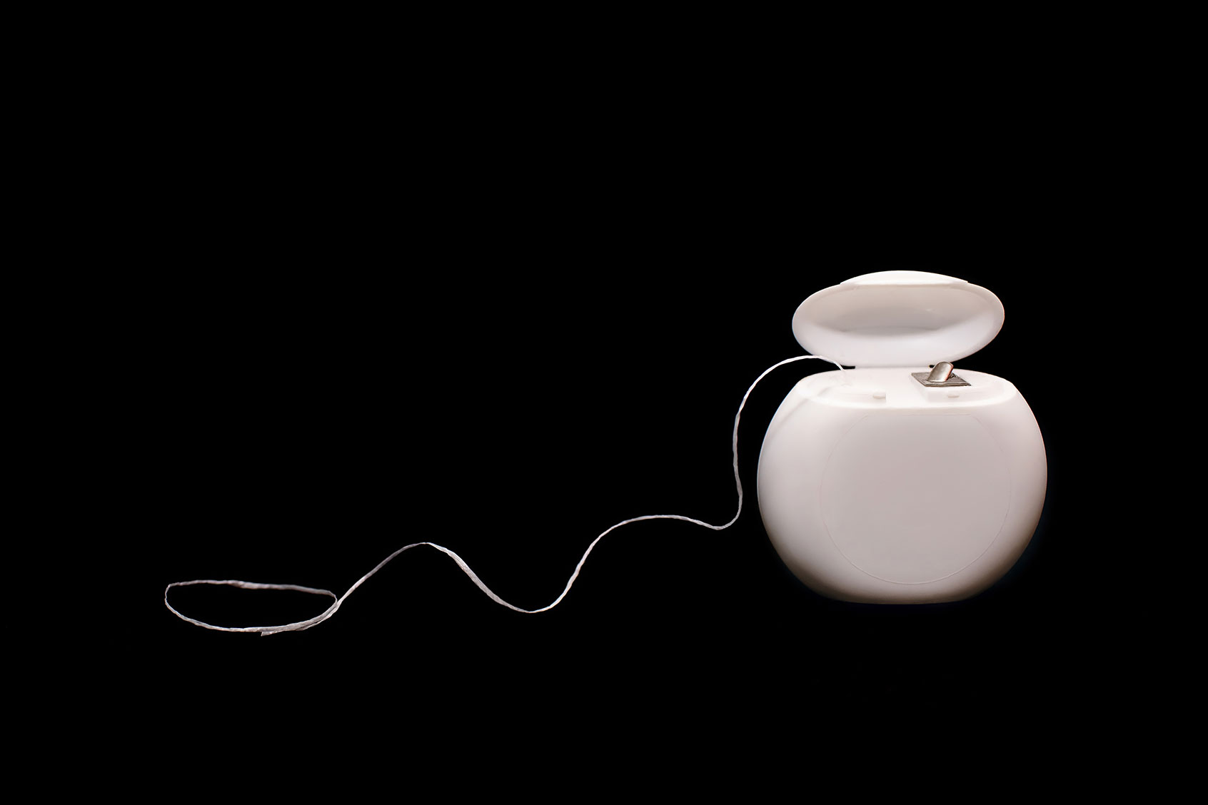 Dental floss (Getty Images/Artem Sokolov)