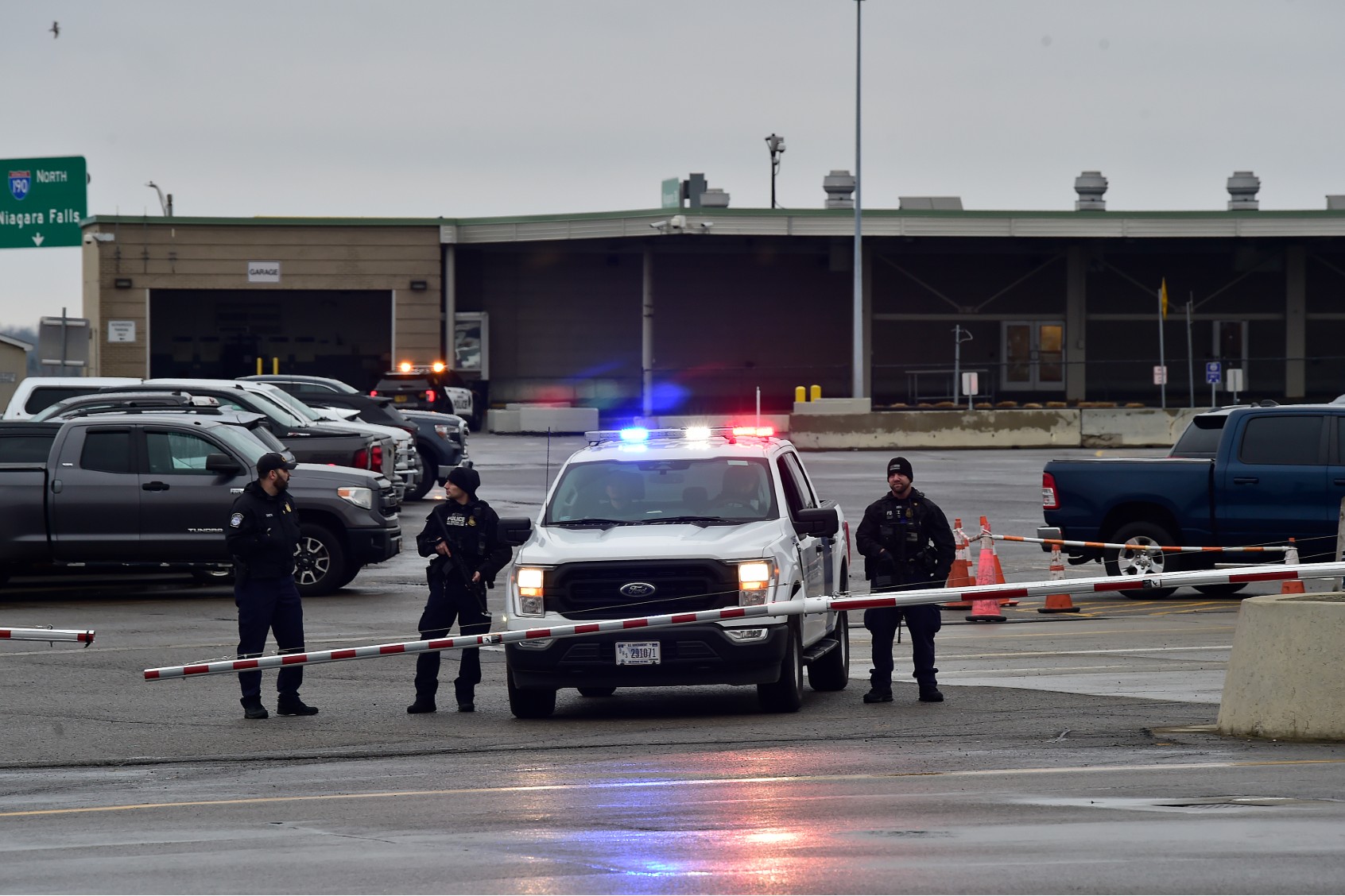 Police stand guard as the Peace Bridge, one of four major crossings into the U.S. from Canada, is closed after a car crashed and exploded at The Rainbow Bridge on November 22, 2023 in Niagara Falls, New York. (John Normile/Getty Images)