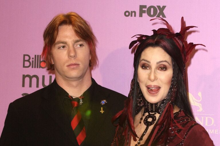 Elijah Blue & Cher during 2002 Billboard Music Awards (SGranitz/WireImage/getty images)