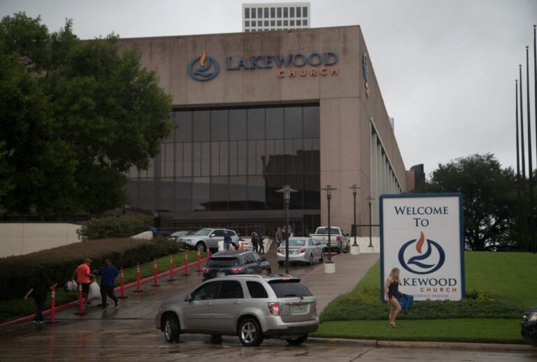 A long line of cars forms outside of Lakewood Church waiting for the opportunity to donate to the victims of the Tropical Storm Harvey, Tuesday, Aug. 29, 2017, in Houston. (Marie D. De Jesus/Houston Chronicle via Getty Images)