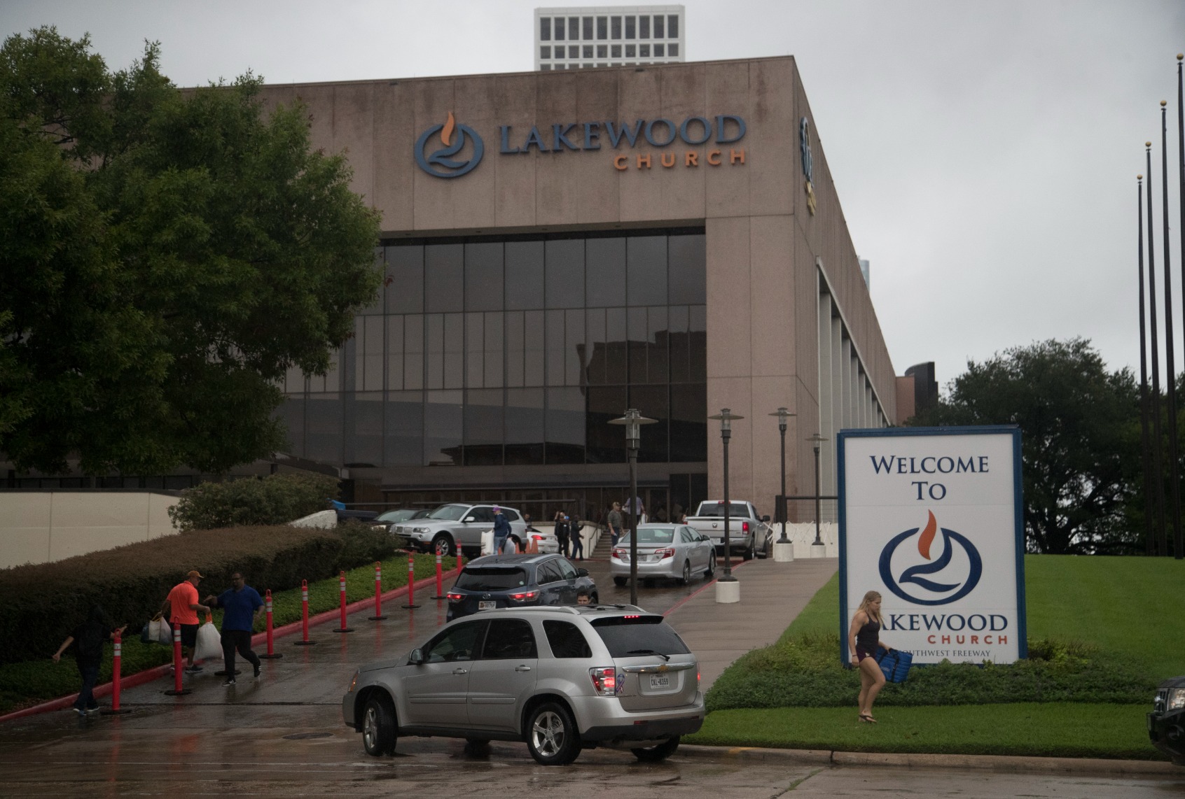 A long line of cars forms outside of Lakewood Church waiting for the opportunity to donate to the victims of the Tropical Storm Harvey, Tuesday, Aug. 29, 2017, in Houston. (Marie D. De Jesus/Houston Chronicle via Getty Images)