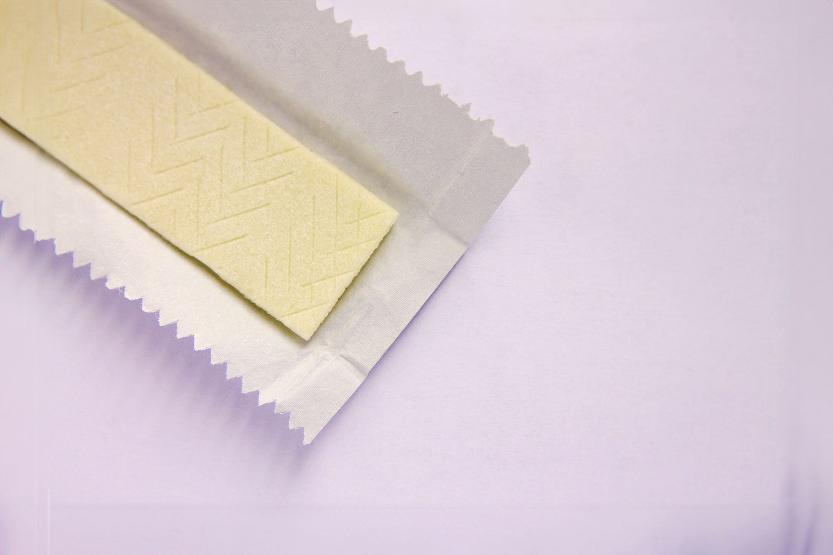 Chewing gum in an open wrapper (Getty Images/tam_odin)