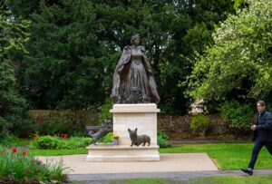 See a statue of Queen Elizabeth and her corgis unveiled for what would