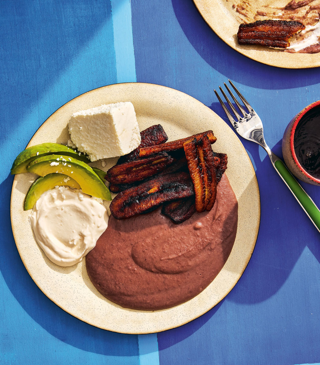 Platanos Fritos con Frijoles Licuados
