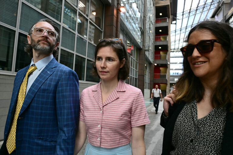 Amanda Knox (C) arrives with her husband Christopher Robinson (L) at the courthouse in Florence, on June 5, 2024 before a hearing in a slander case, related to her jailing and later acquittal for the murder of her British roommate in 2007. (TIZIANA FABI/AFP via Getty Images)