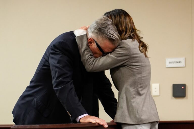 Hilaria Baldwin (R) speaks to her husband actor Alec Baldwin during his trial on involuntary manslaughter in First Judicial District Court on July 12, 2024 in Santa Fe, New Mexico. (Ramsay de Give-Pool/Getty Images)