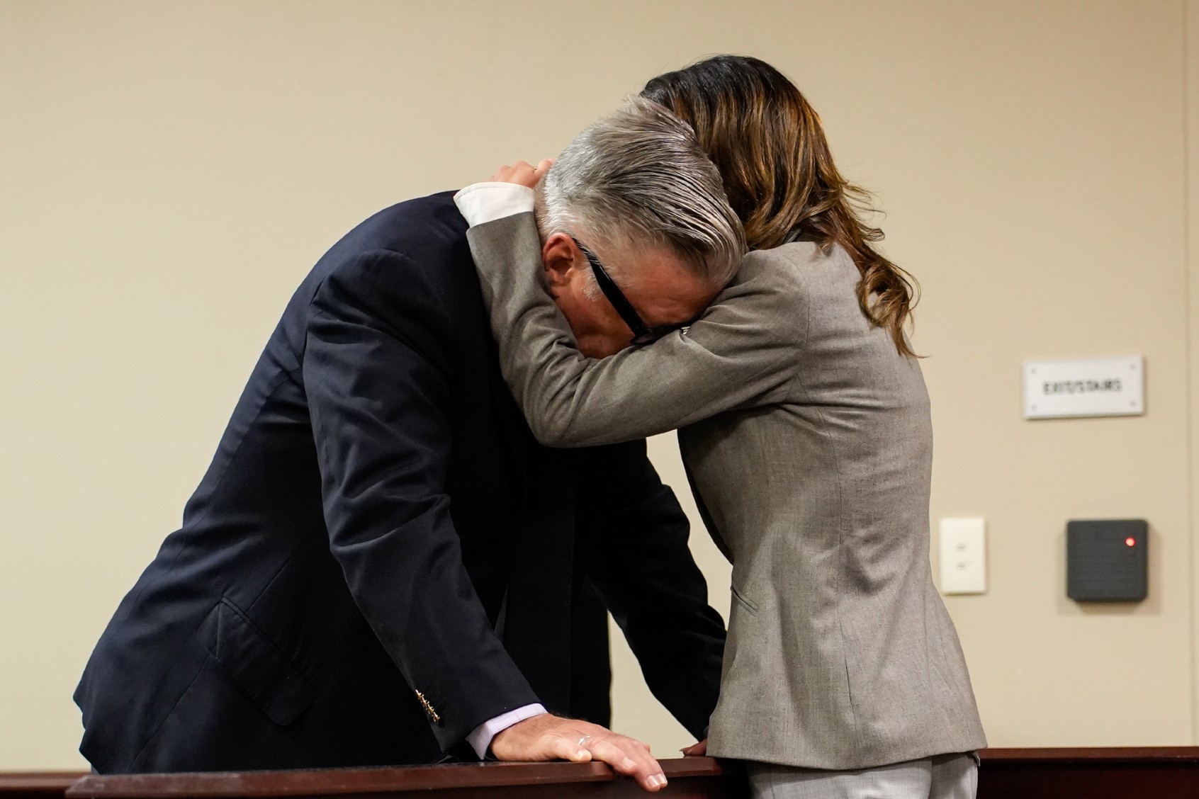 Hilaria Baldwin (R) speaks to her husband actor Alec Baldwin during his trial on involuntary manslaughter in First Judicial District Court on July 12, 2024 in Santa Fe, New Mexico. (Ramsay de Give-Pool/Getty Images)