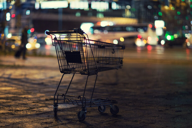 Urban City Street Night Szene with Shopping Cart and Traffic Lights (Getty Images/Matthias Makarinus)