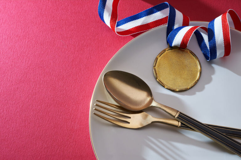 Gold medal on the dinner plate with fork and spoon (Getty Images /	seng kui Lim / 500px)