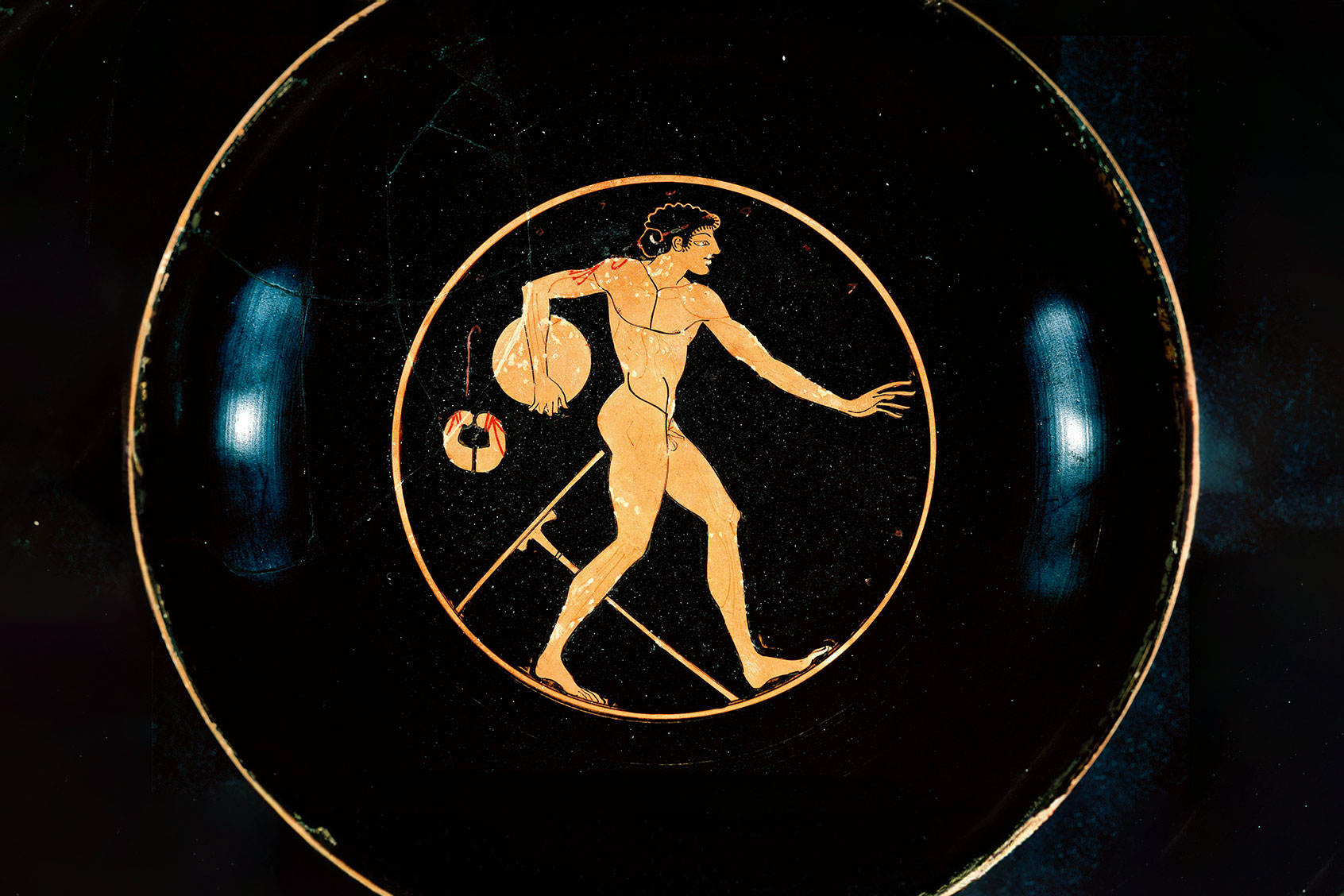 Greek civilization, 5th century BCE. Red-figure pottery. Attic kylix depicting a disc-thrower. (DEA PICTURE LIBRARY/De Agostini via Getty Images)