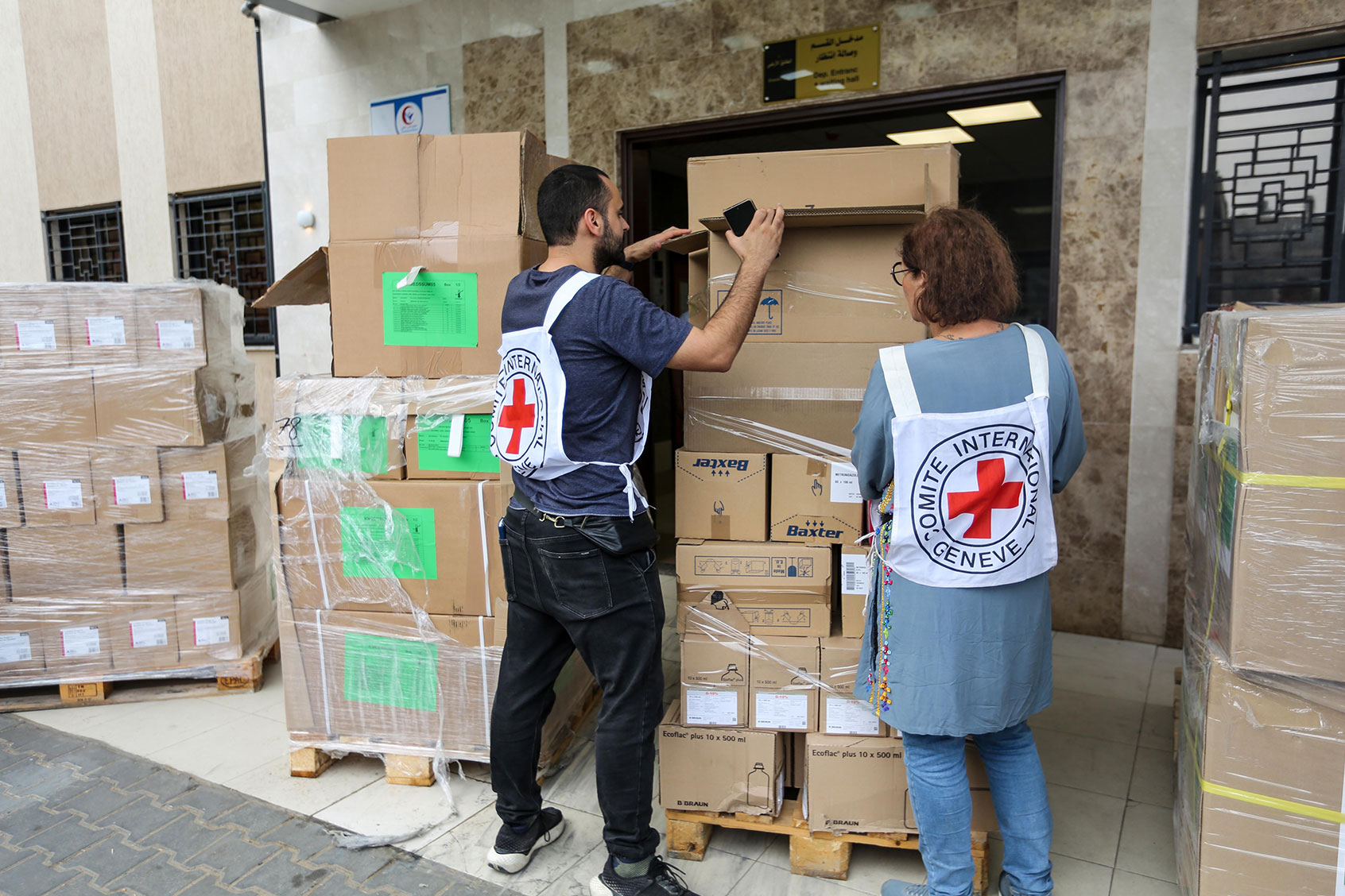Distribution of medical aid and medicines to Nasser Medical Hospital Gaza