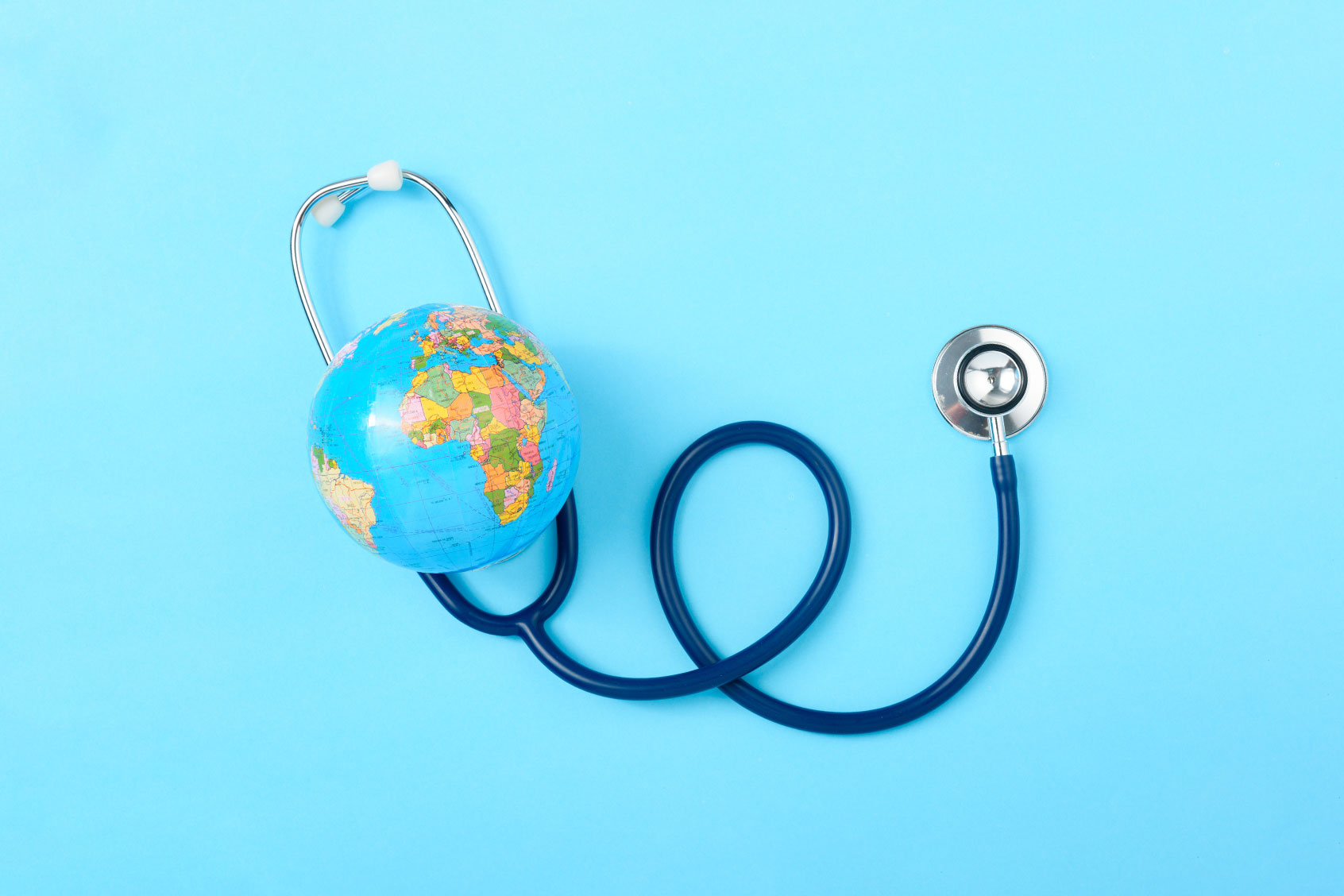 Globe on a stethoscope (Getty Images/Sorapop)