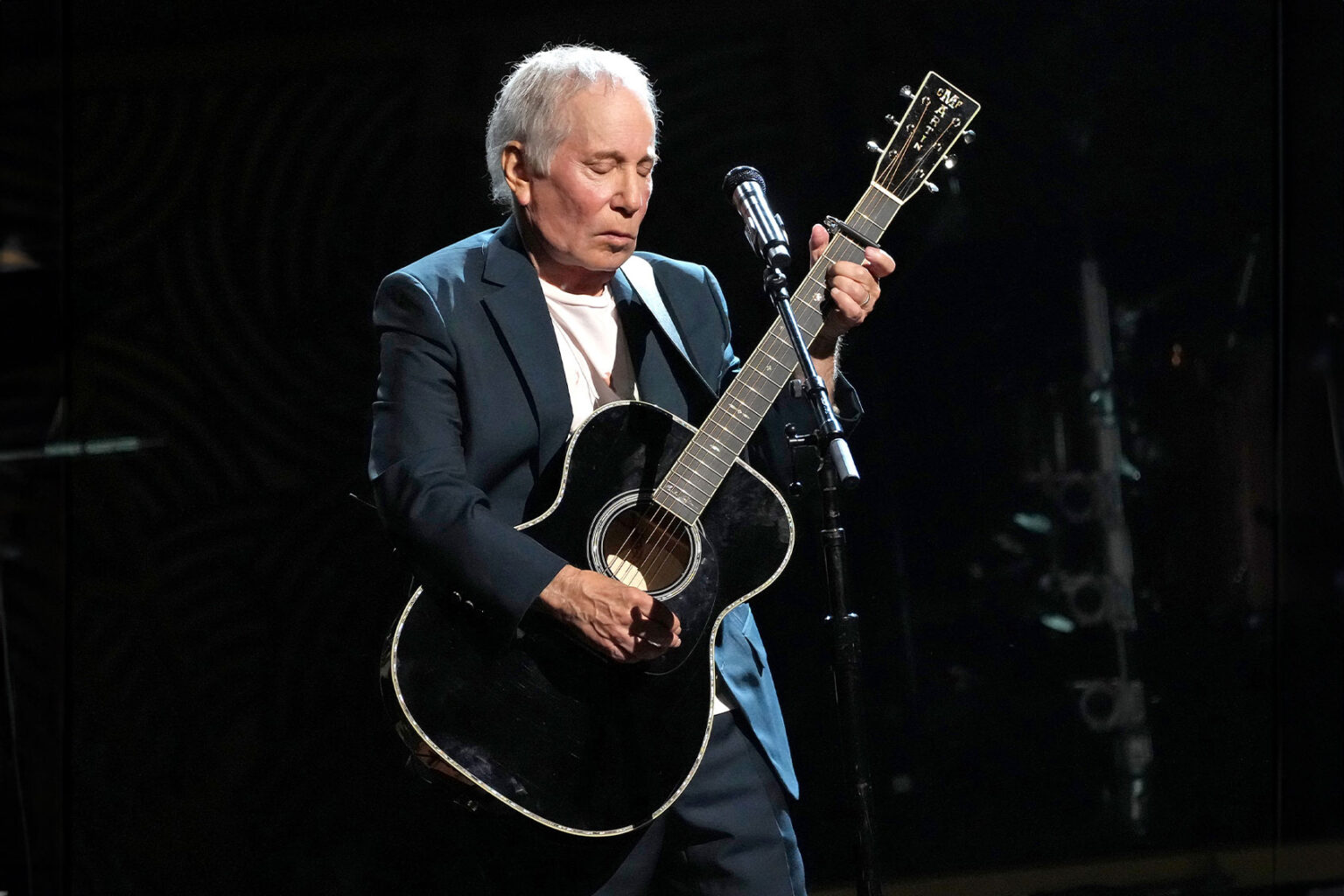 "I don’t think creativity stops with disability" Paul Simon performs