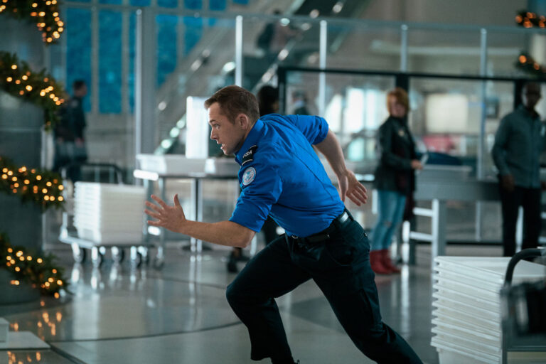 Taron Egerton in "Carry-On" (Netflix)
