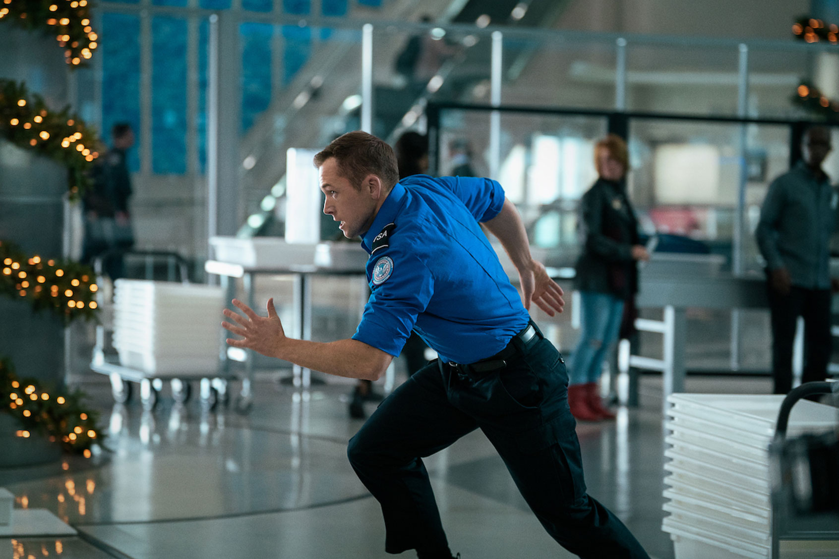Taron Egerton in "Carry-On" (Netflix)