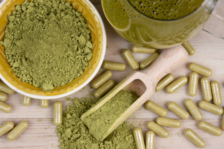Green kratom powder, capsule and beverage (Getty Images/Betka82)