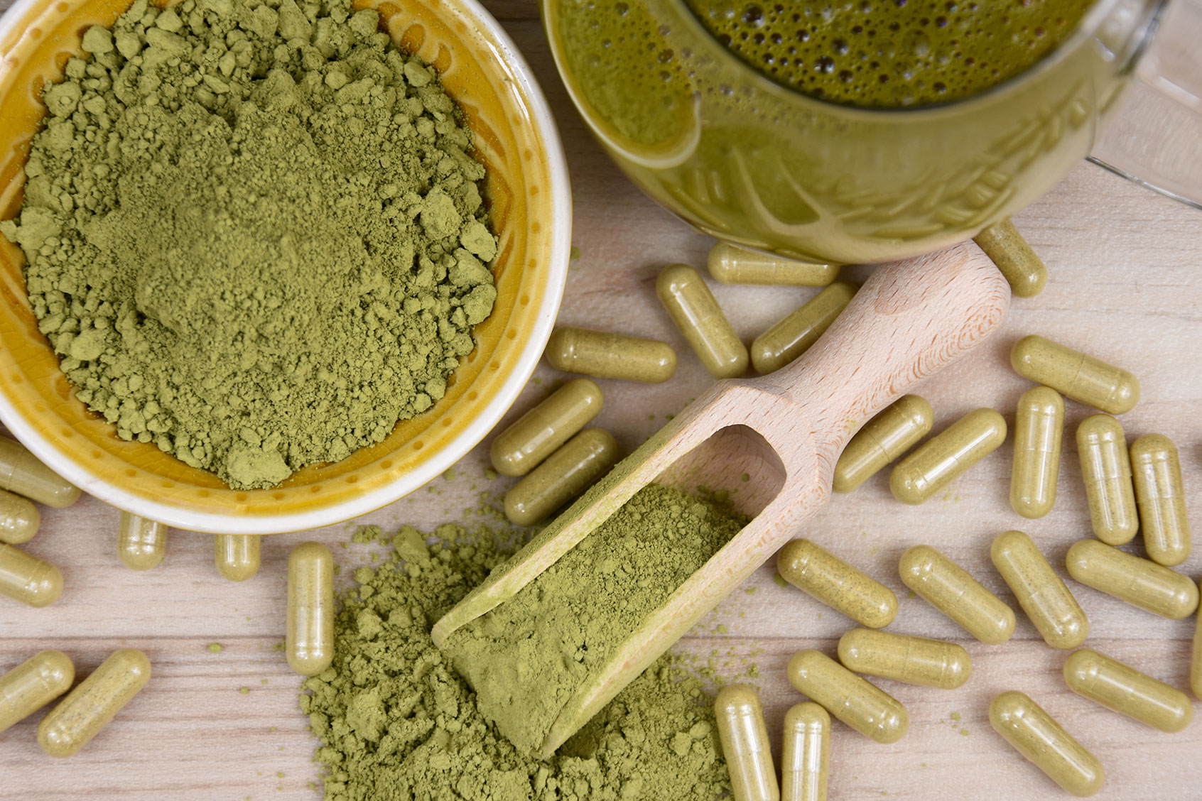 Green kratom powder, capsule and beverage (Getty Images/Betka82)