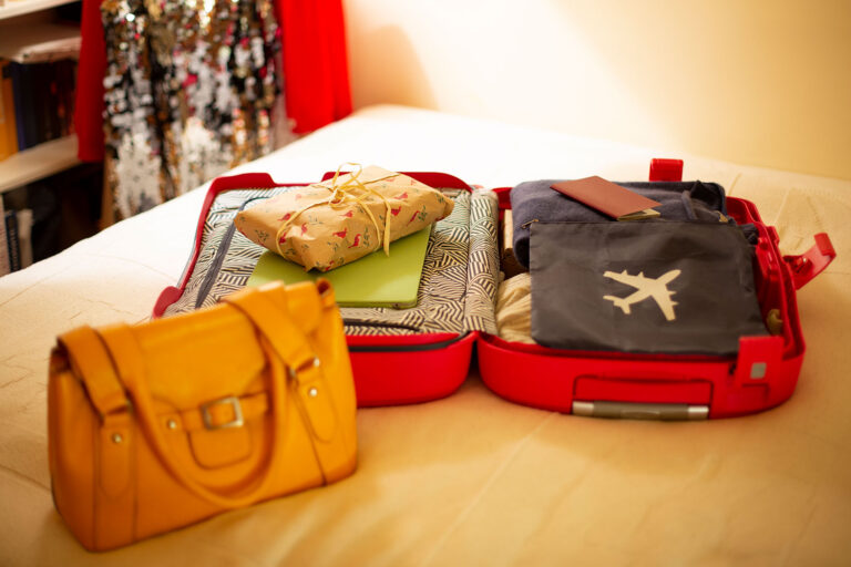 Packed suitcase lying open on bed (Getty Images/Kathrin Ziegler)