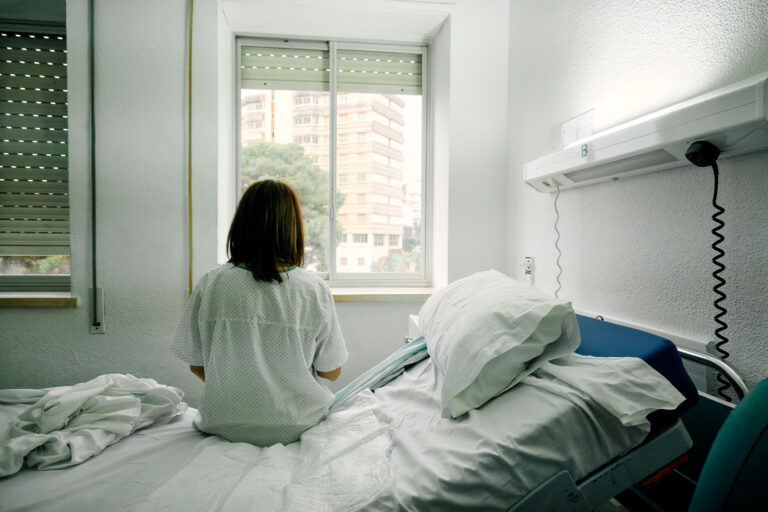 Sick woman alone in a hospital room (Getty Images/Yoss Sabalet)