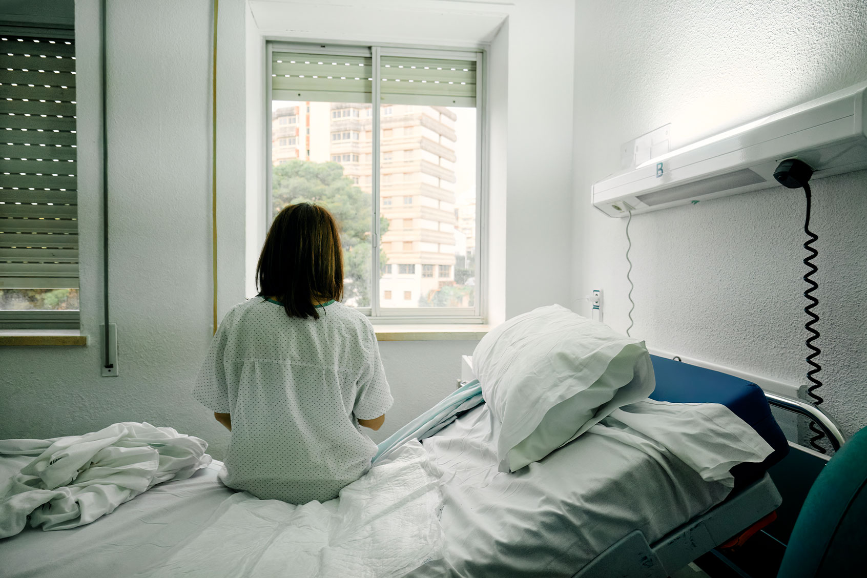 Sick woman alone in a hospital room (Getty Images/Yoss Sabalet)