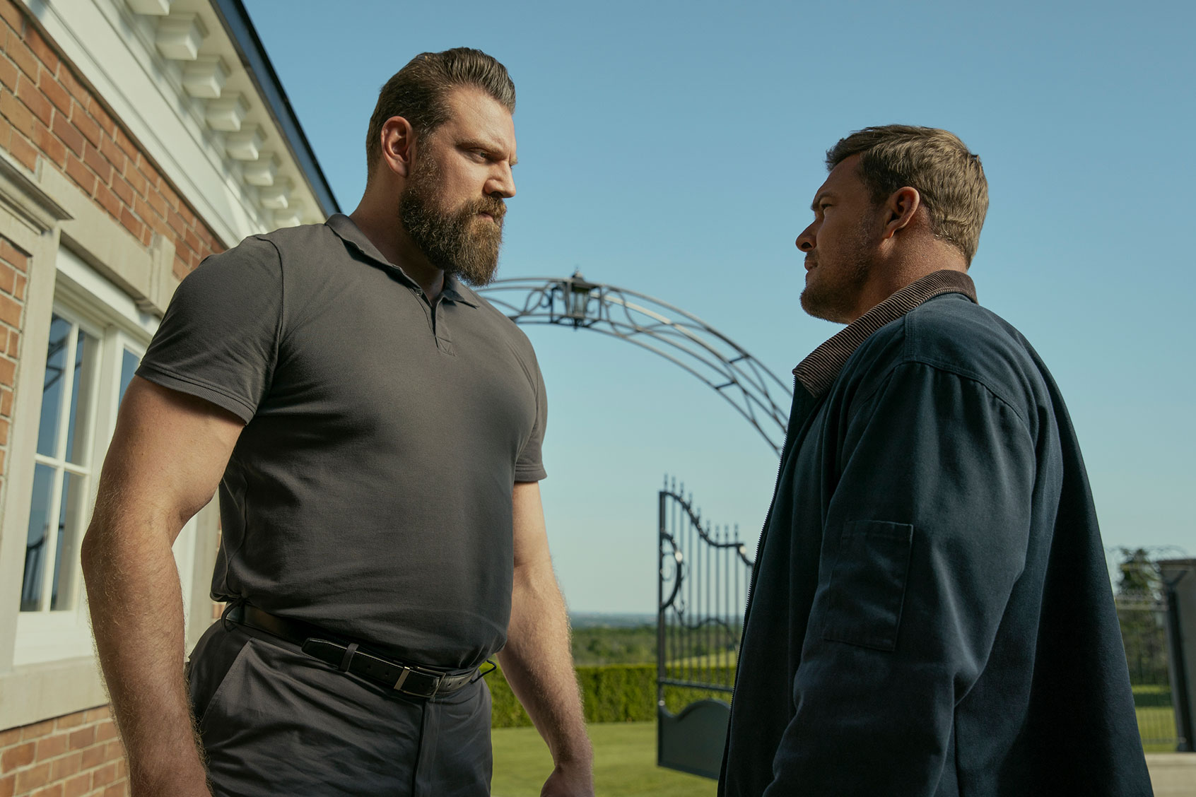 Olivier Richters (Paulie) and Alan Ritchson (Jack Reacher) in "Reacher" (Jasper Savage/Prime)