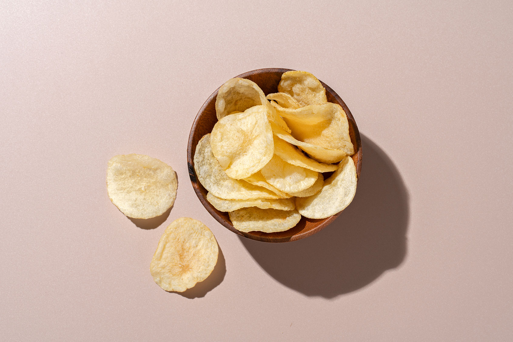 Bowl of potato chips (Getty Images/MirageC)
