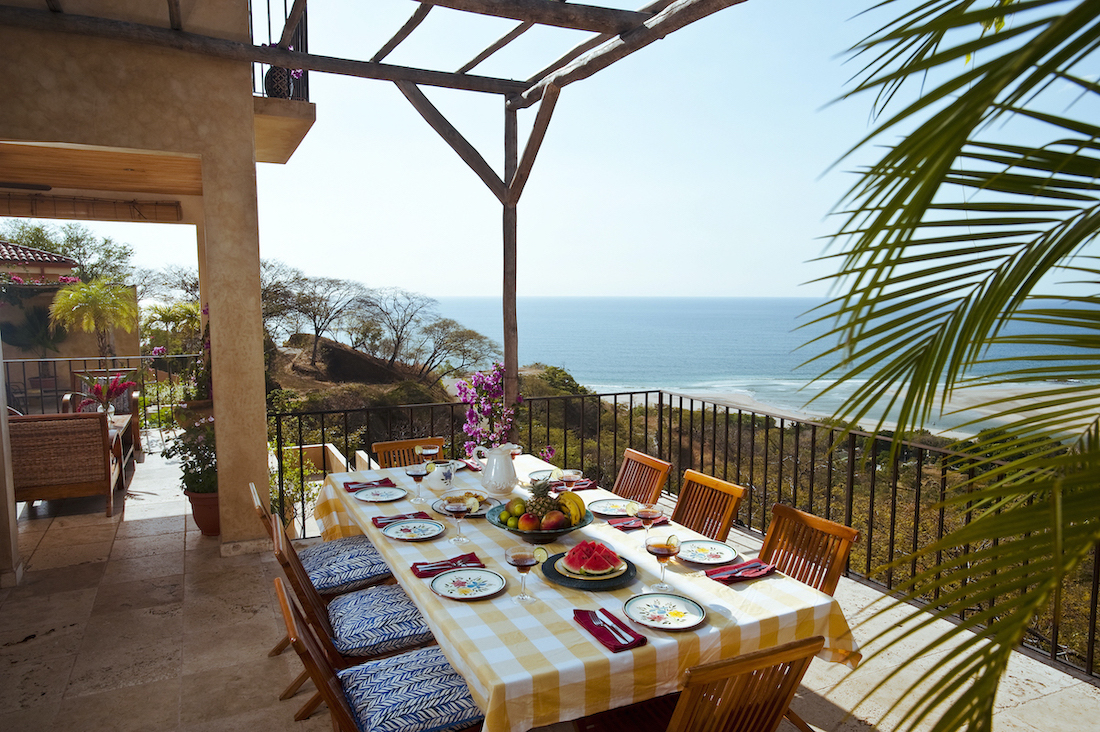 Food served on resort table (Getty Images / Wayne Eastep)