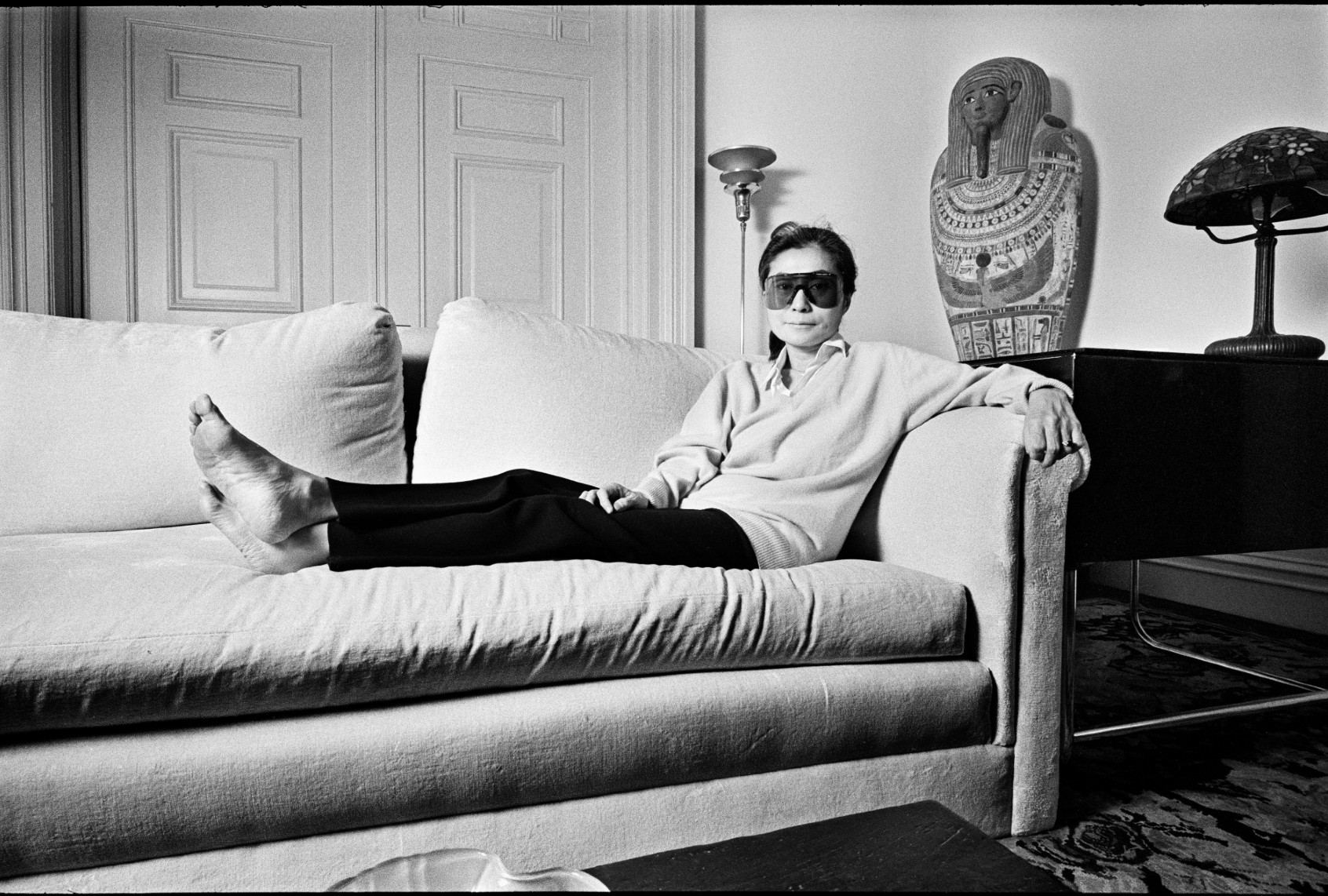 Portrait of Japanese multimedia artist and musician Yoko Ono in her apartment at the Dakota building on Central Park West, New York, New York, December 8, 1981. (Derek Hudson/Getty Images)